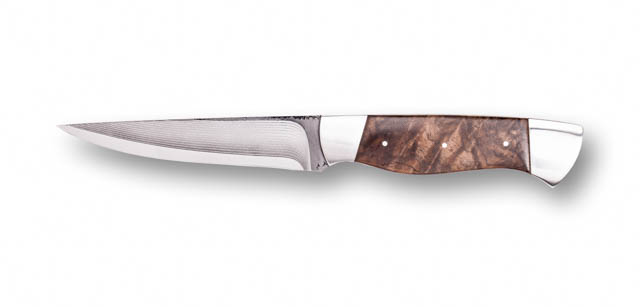 Fischermesser 01
Klinge: Suminagashi 64 Lagen VG10 Damast (rostfrei)
Griff: Nußholz mit Edelstahlbacken und 925er Silbernieten