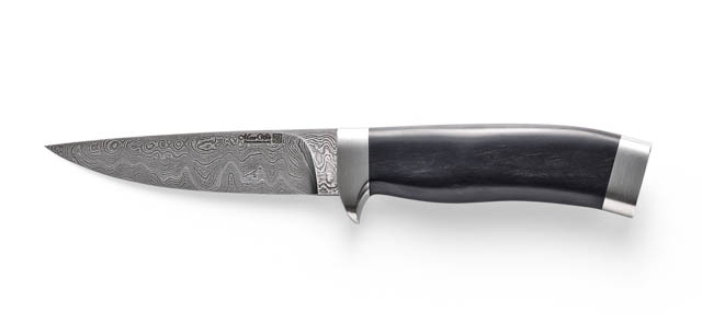 Norweger
Klinge: 360 Lagen wilder Damast
Griff: Ebenholz mit Monturen aus 925er Silber