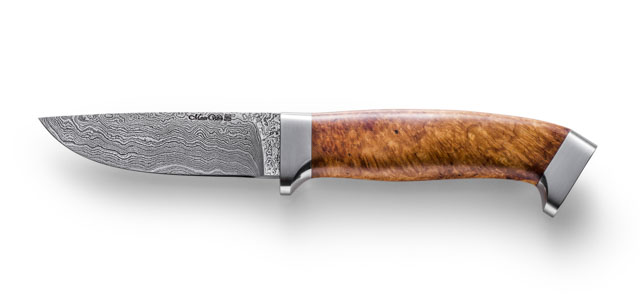 Kleiner Hunter
Klinge: 360 Lagen wilder Carbondamast
Griff: Amboina Holz mit Beschlägen aus 925er Silber